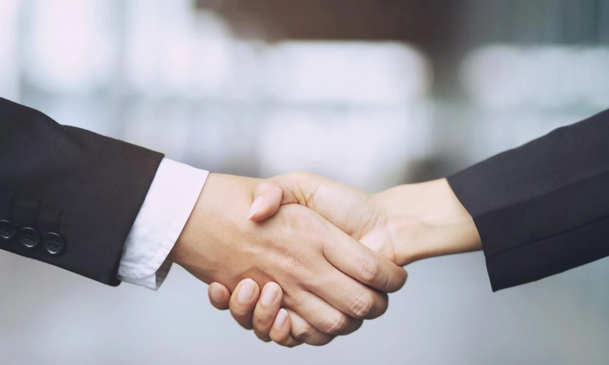 Una stretta di mano tra professionisti